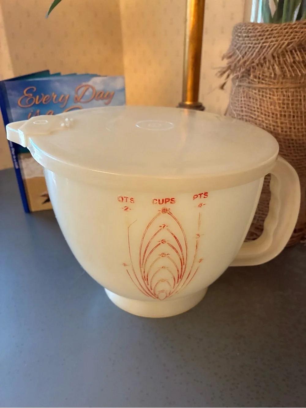 VINTAGE, Tupperware LARGE measuring cup, 1970’s with lid. MIX-N-STOR pour spout.